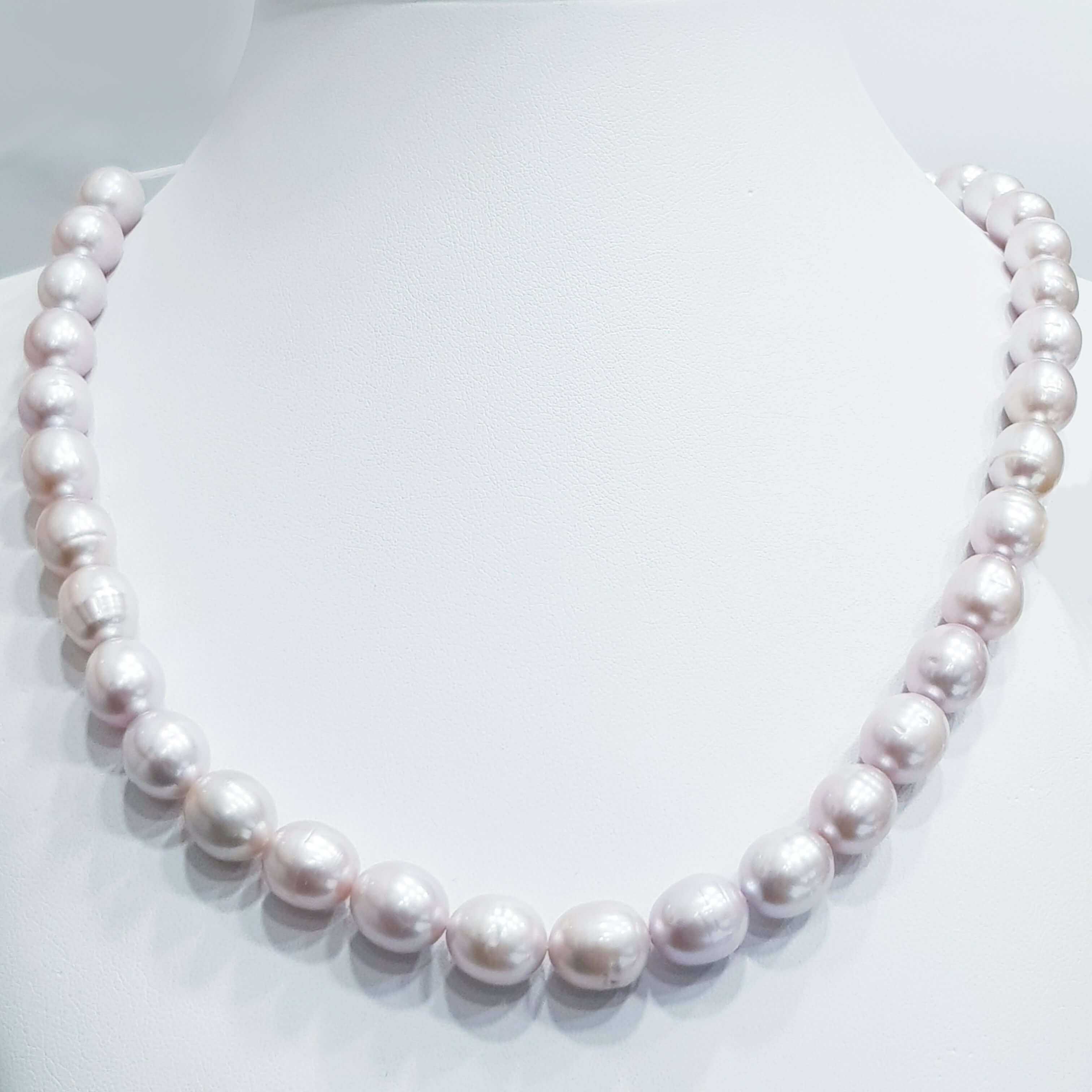 Collana in oro giallo con perle ovali rosa e perle bianche